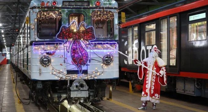 Верная примета — если в метро появился новогодний поезд, значит праздник к нам приходит