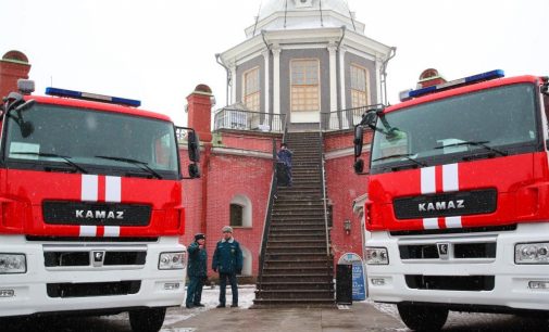 Санкт-Петербург. Смольный передал противопожарной службе 11 машин