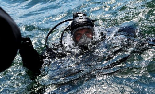 В Охотском море водолазы МЧС России обследуют затонувшее судно «Профессор Моисеев»