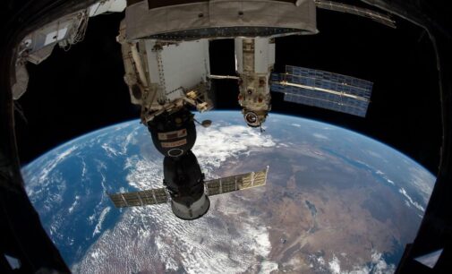Земля в иллюминаторе. Российские космонавты завершили работу в открытом космосе!