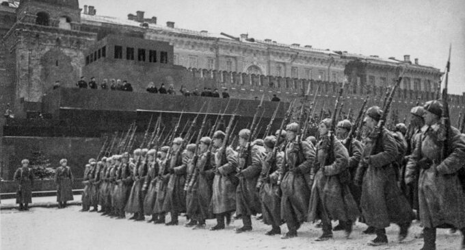 История победы: как осажденный город провел в 1941 году парад на Красной площади