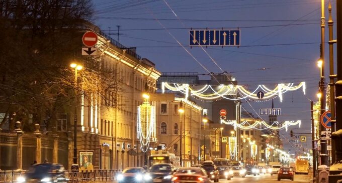 В канун Нового года 25 фасадов зданий на Московском проспекте получили вечернюю подсветку