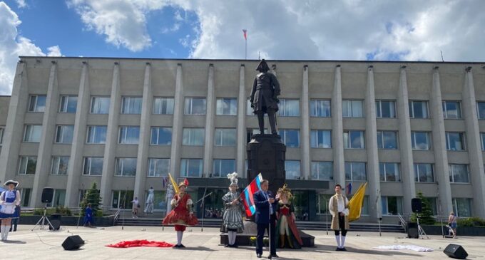 В Ленинградском областном городе Кингисеппе отпраздновали День России и 350-летие Петра I