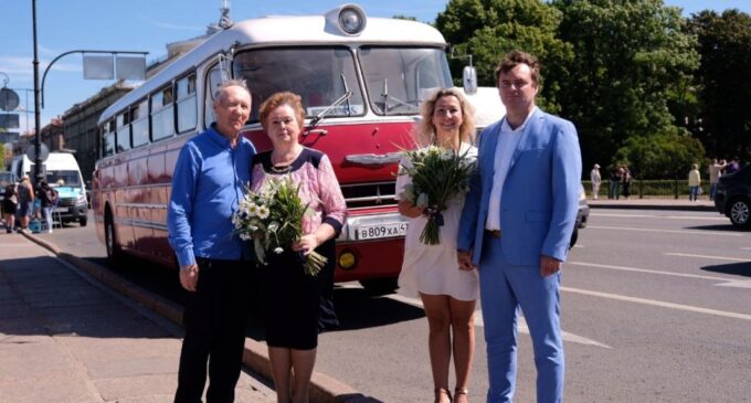 Семейные пары стали пассажирами автобуса Ikarus Lux