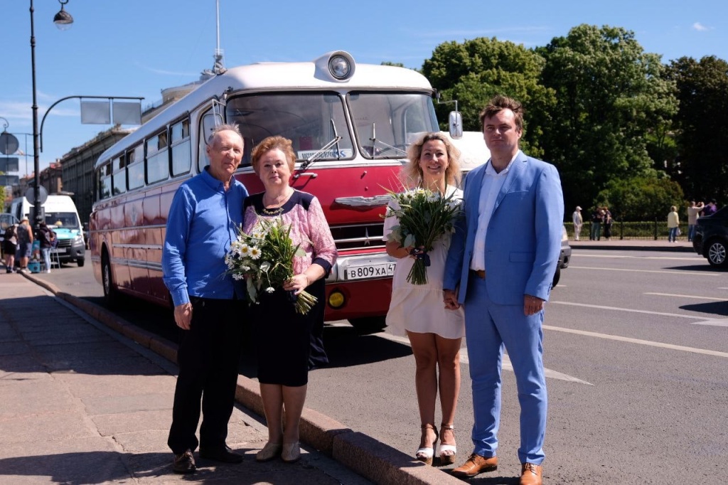 Семейные пары стали пассажирами автобуса Ikarus Lux