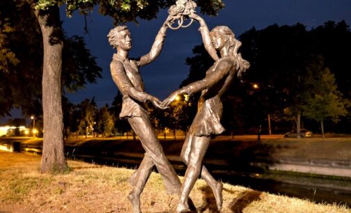 В городе Колпине Санкт-Петербурга памятник счастливым молодоженам получил подсветку