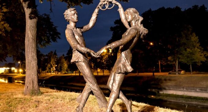 В городе Колпине Санкт-Петербурга памятник счастливым молодоженам получил подсветку
