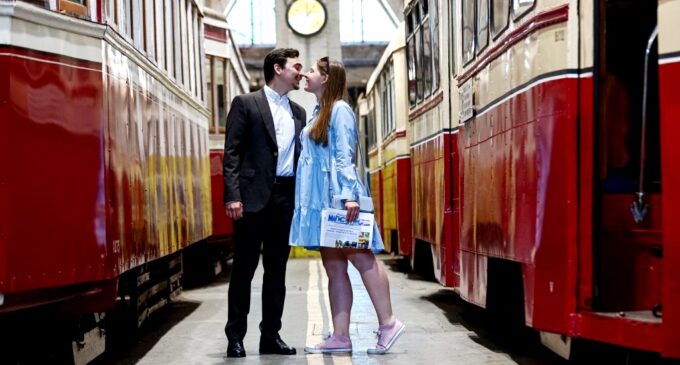 Трамвай «Стиляга» культурной столицы России пожелал удачи молодожёнам в День семьи, любви и верности
