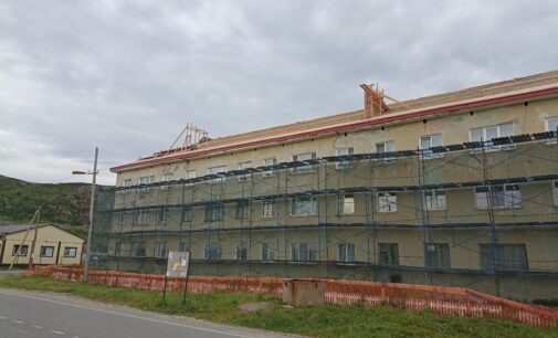 В столице северного сияния мурманском городе Териберке продолжается ремонт многоквартирных домов