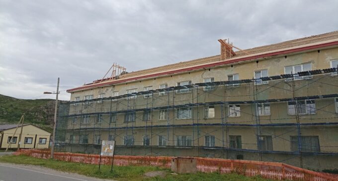 В столице северного сияния мурманском городе Териберке продолжается ремонт многоквартирных домов
