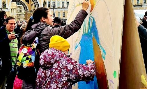 Крылатому и гривастому «основателям» города посвящается… День Хранителей Петербурга отметили на Дворцовой площади!