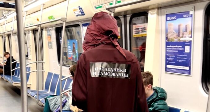 То ли девушка, а то ли видение… Плащ самозванца — в петербургском метрополитене!