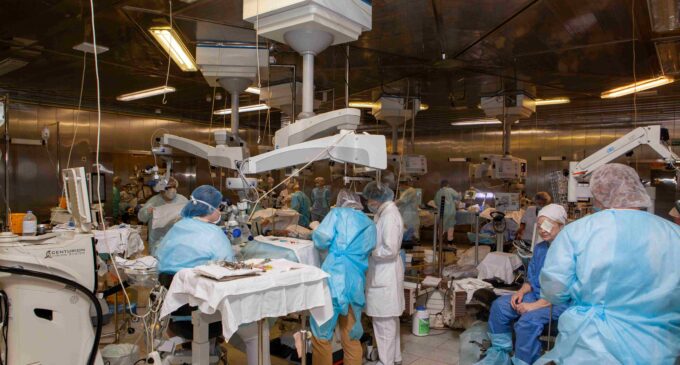 Офтальмологи Северной столицы провели пять операций в прямом эфире