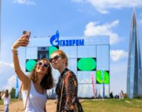 Зеркальный куб и цифровое искусство: отражение будущего фестиваля «Друзья Петербурга» в VK Fest 2023