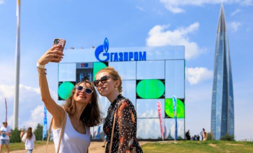 Зеркальный куб и цифровое искусство: отражение будущего фестиваля «Друзья Петербурга» в VK Fest 2023