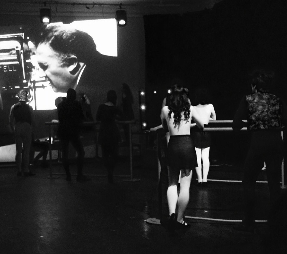 "Фантомы Федерико Феллини" (хореографическая композиция).. Парень танцует под Федерико Феллини на концерте в зале в кресле.